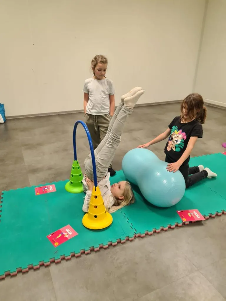 Enfants pendant un cours de Petit Pilates chez Kysko