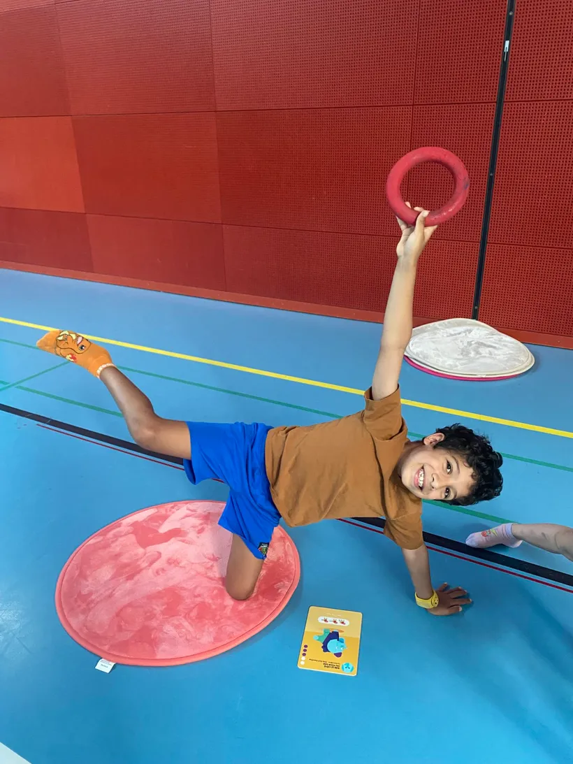 Enfant en équilibre pendant un cours de Petit Pilates
